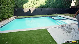 Jenna Starr and Richelle Ryan show off their big asses poolside