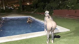 chica tatuada le hace striptease a su companero de casa en la