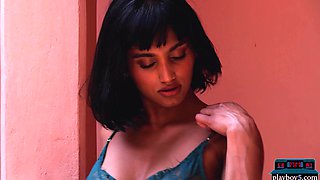 Indian beauty shows her fantastic curvy