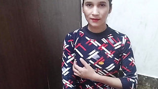 Desi aunty ko saman dene ke bahane pel diya