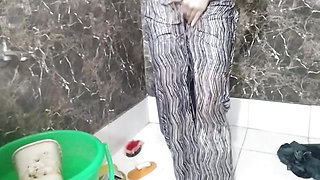 Step sister ko bathroom me nanga karke le pel diya