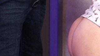 I Seduced the Delivery Guy with Huge Ass and My Lips!
