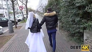 Debt4k. esposa cachonda engaña a su marido por dinero en efectivo delante de él