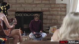 Lesbian babe Kenna James licking cunt
