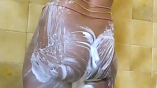 Indian Desi Bhabhi Sous La Douche
