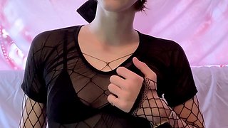 amateur lustywench fingering herself on live webcam