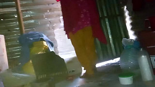 Padosi desi aunty ko Apne land per bithakar chudai Kiya