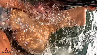 Wild Outdoor Extreme?! Amateur Wave Fuck Orgasm in the Middle of the Sea!
