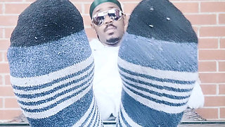 I expose my feet, and I touch them (2025)