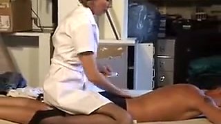 Un ouvrier se fait réparer le dos par une infirmière plutôt entreprenante