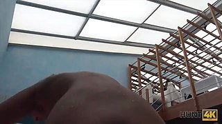 Hunt4k. sexabenteuer im privaten swimmingpool