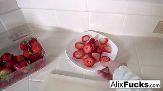 Alix Lynx : Hot Lesbians spend their morning eating strawberries off each other