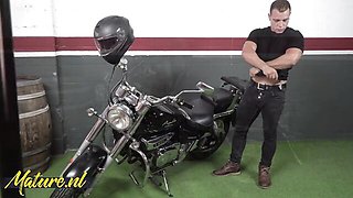Mature NL featuring Mavi Burbujita's standing xxx