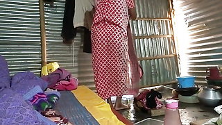 Chudai ke bad aunty ne Naha kar aaya dress changing video