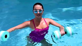 Oiled hottie blows personal trainer outside by the pool