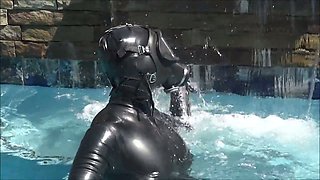 Latex amateur bitch plays with her own boobies in the pool