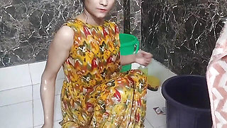 Bhabhi ko bathroom me jabar dasti pakad ke pel diya