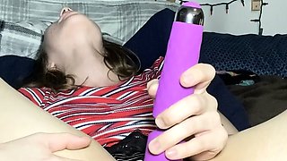 Cute amateur webcam teen girl toying pussy on webcam