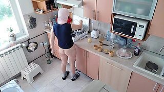 Hot amateur couple having fun in the kitchen. Sexy mom having breakfast in the bedroom, hairy pussy, big tits, big ass.