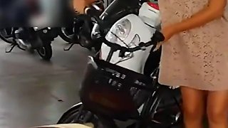 Omg!!! Sexy Amateur MILF Pisses on Her Bike in the Parking Garage