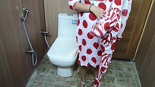 Hindi Teen Stepson Sneakes Behind Stepmom Changing Clothes and She Likes This in Hindi Audio