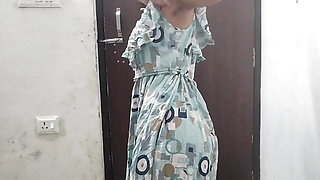Desi aunty ko saman dene ke bahane pel diya hai