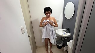 I'm Going to Take a Shower and I See My Exciting Stepsister Naked, I Get Horny and End up Fucking Her Juicy Vagina