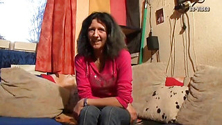 Watch me enjoy inserting my fake cock inside my old milf pussy with youthful lusts