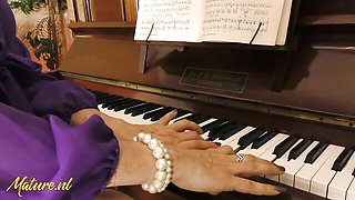 Temperament Leia at red lipstick movie