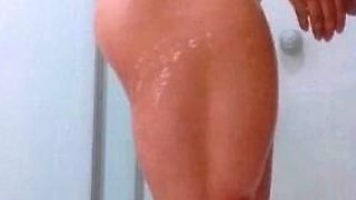 Amateur blonde masturbate when taking shower