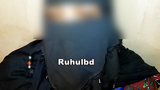 A Burqa-clad Girl From Saudi Arabia Comes to the House to Fuck for Money.