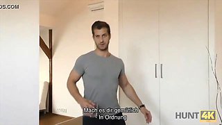 Hunt4k. mind-blowing schönheit mit kniestrümpfen unter meiner kontrolle