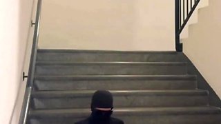 il dechire sa beurette dans l escalier