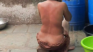 My elder stepbrother&#039;s housewife was completely naked today and the brother-in-law saw it.