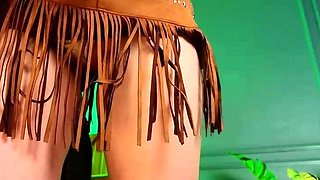 Cute amateur teen girl toying her pussy in bed on cam