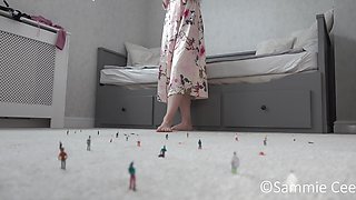 Barefoot Giantess