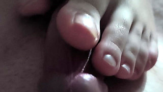 Foot Fetish with Older Stepsister Cumshot