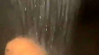 Dando Banho Na Minha Prima Mais Nova