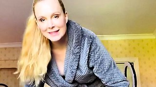 Amateur blonde having solo pleasure