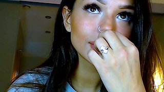 Webcam fun mature brunette with toys cum on cam