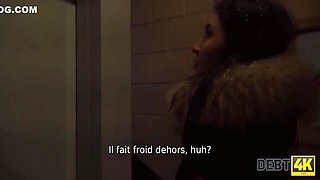 Un Mec Sort Une Bite Dure Dun Pantalon Pour Punir Le Ravissant Debiteur 10 Min With Monica Wet