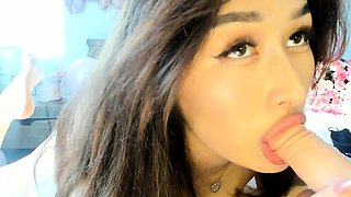 Masturbating solo babe loves her toys