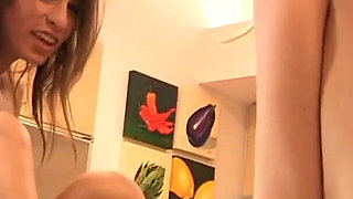 The blonde hot and always willing knows how to greet the hot pussy of her friend