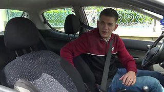 In the middle of the runway, Lily, 32, is beaming! - Jacquie et Michel TV