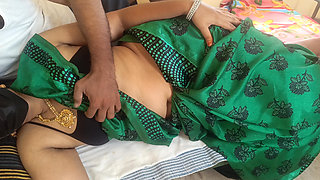 Green colour saree aunty hot romance viral video 3
