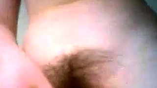 Deutsche Amateur-Webcamshow mit haariger Masturbation