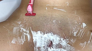 Hairy Pussy Shaving! Teen in a Bra!