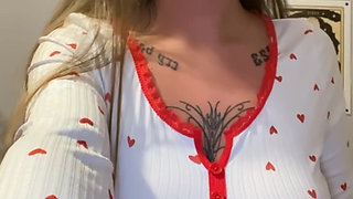 Watch this Scottish big ass goth fingering herself slow then deeper