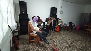 Sexi Music Teacher Poses Cachondo to Pupil