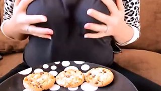 Tit milk and cookies